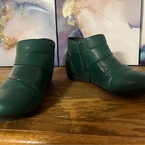 Comfortview Emerald Green Jolene Ankle Booties 9 WW